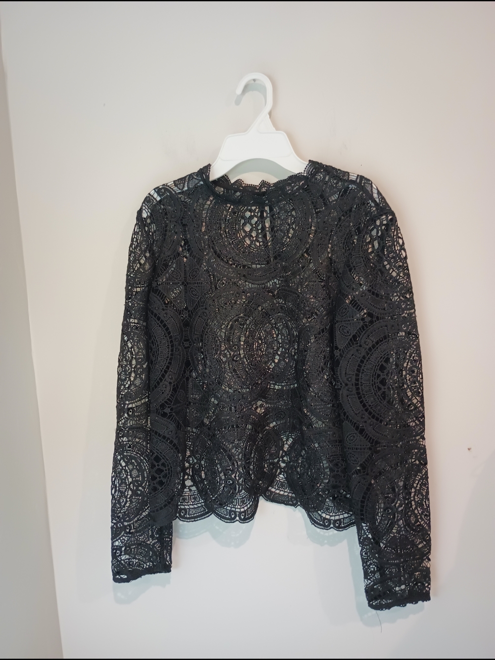 Kismet Black Guipure Lace Crochet Top Medium M Scalloped Hem Long Sleeve Boho
